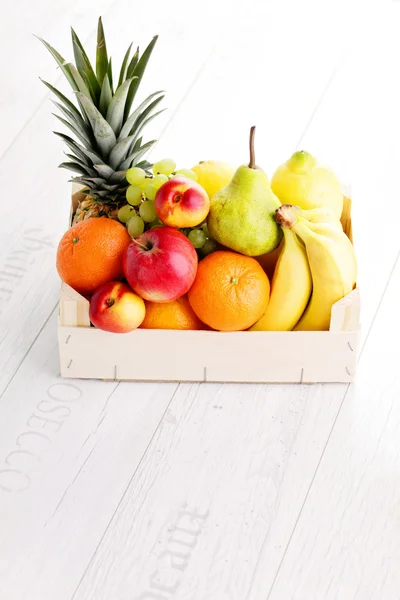 Boîte pleine de fruits frais — Photo