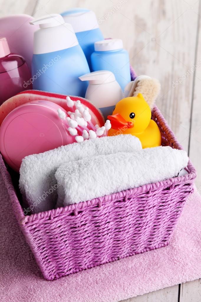 Panier Plein D Accessoires Pour Bebe Image Libre De Droit Par Matka Wariatka C