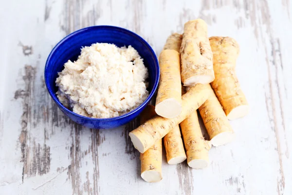 Horseradish root and grated horseradish — Stock Photo, Image