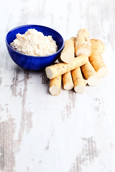 Horseradish root and grated horseradish — Stock Photo, Image