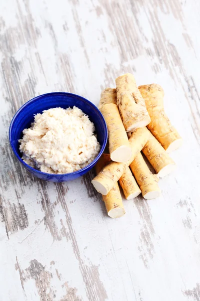 Horseradish root and grated horseradish — Stock Photo, Image