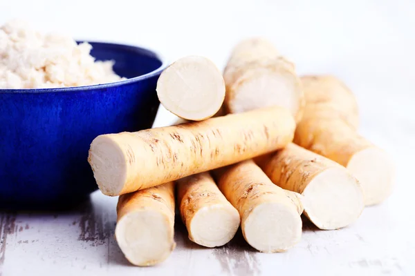 Horseradish root and grated horseradish — Stock Photo, Image