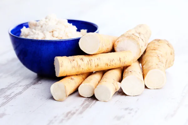 Horseradish root and grated horseradish — Stock Photo, Image