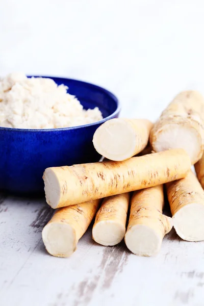 Horseradish root and grated horseradish — Stock Photo, Image