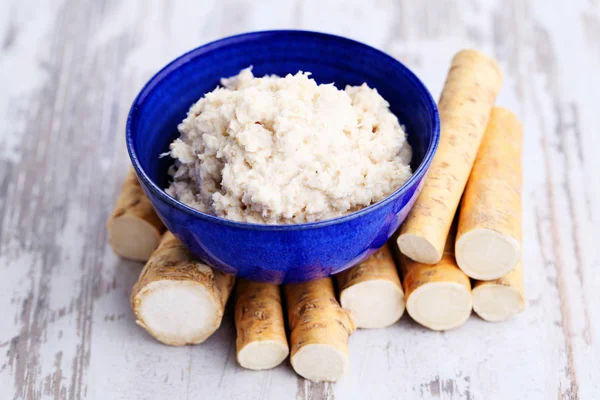 Horseradish kök ve rendelenmiş horseradish — Stok fotoğraf