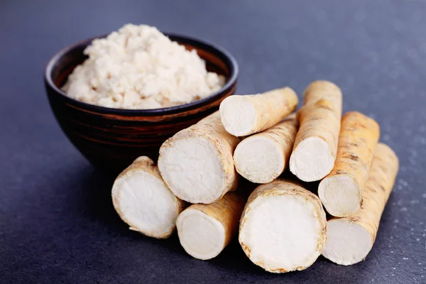 Horseradish kök ve rendelenmiş horseradish — Stok fotoğraf