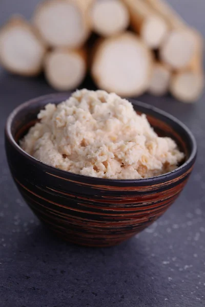 Raíz de rábano picante y rábano picante rallado — Foto de Stock