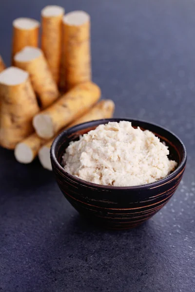 Horseradish root and grated horseradish — Stock Photo, Image