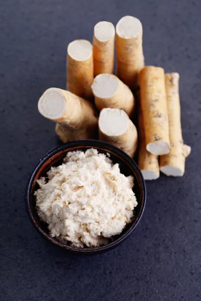 Horseradish root and grated horseradish — Stock Photo, Image