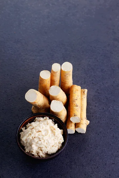 Horseradish root and grated horseradish — Stock Photo, Image