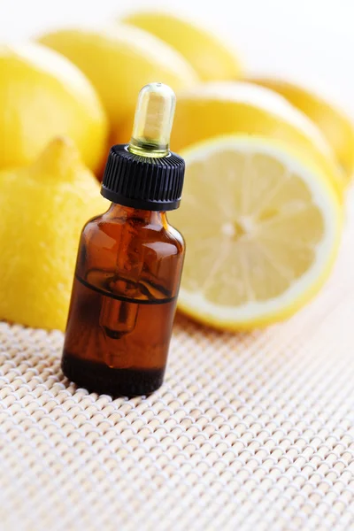 Huile essentielle de citron — Photo