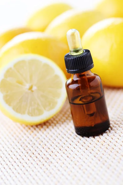 Olio essenziale di limone — Foto Stock