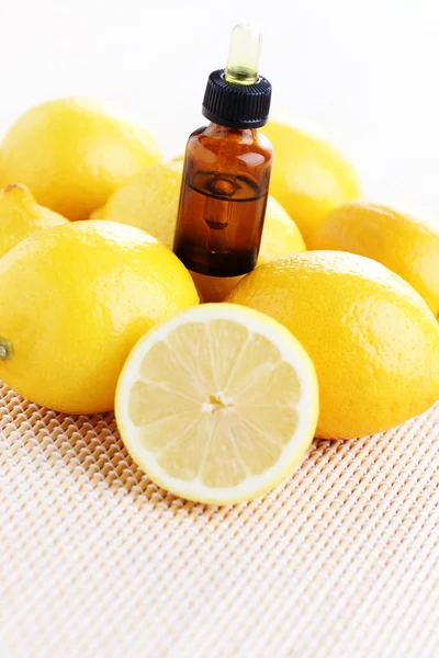 Olio essenziale di limone — Foto Stock