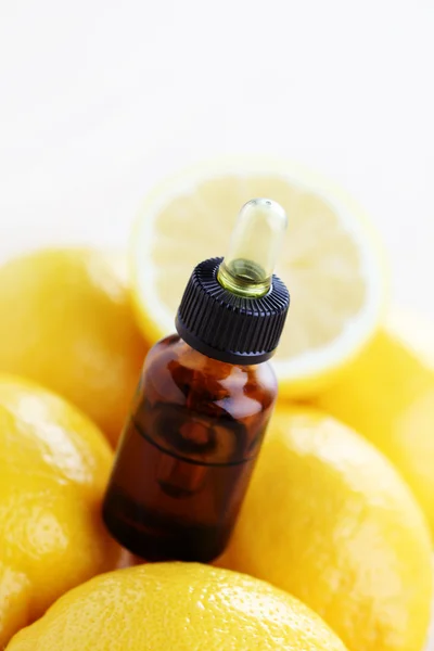 柠檬精华油 — 图库照片