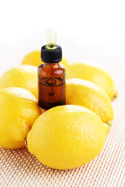 Olio essenziale di limone — Foto Stock