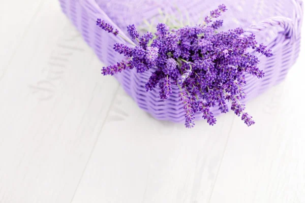 Lavende em cesta de vime — Fotografia de Stock