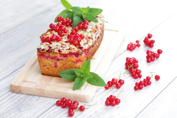 Hausgemachte Torte mit roten Johannisbeeren — Stockfoto