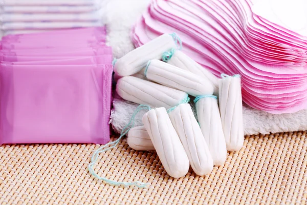 Tampão Menstrual De Higiene Feminina. Fita Rosa Com Tampão Menstrual No  Fundo Rosa. Conceito De Higiene Sanitária. Período Feminino De Menstruação.  Banner De Ciclo De Menstruação Ginecológica. Espaço De Cópia Foto Royalty