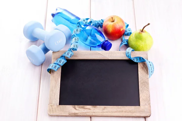 Quadro de fitness com halteres e frutas — Fotografia de Stock