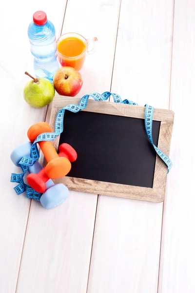 Quadro de fitness com halteres e frutas — Fotografia de Stock