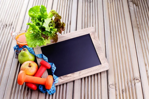 Marco de fitness con pesas y frutas — Foto de Stock