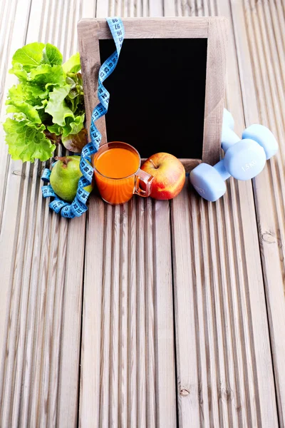 Quadro de fitness com halteres e frutas — Fotografia de Stock