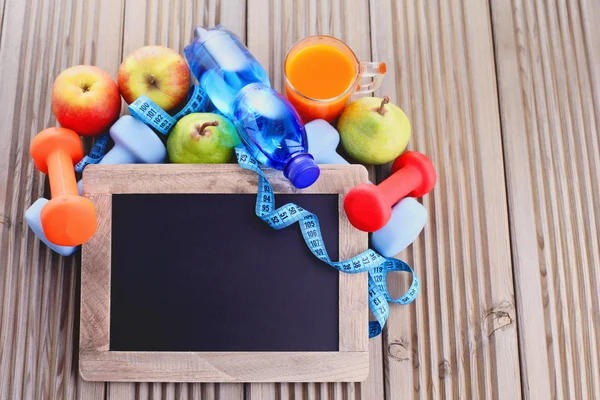 Marco de fitness con pesas y frutas — Foto de Stock