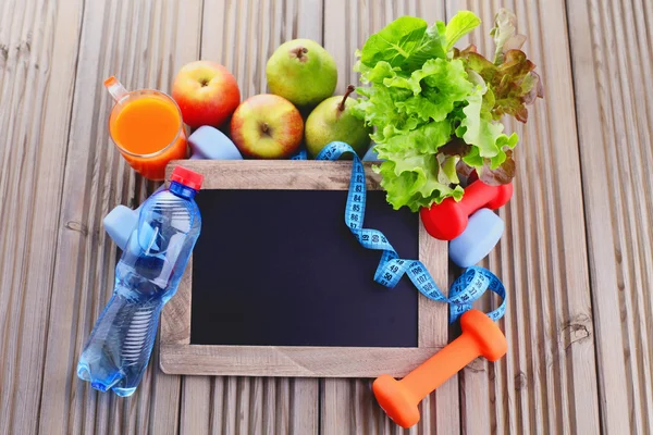 Telaio fitness con manubri e frutta — Foto Stock