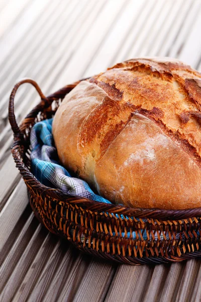 Pane fatto in casa nel cestino — Foto Stock