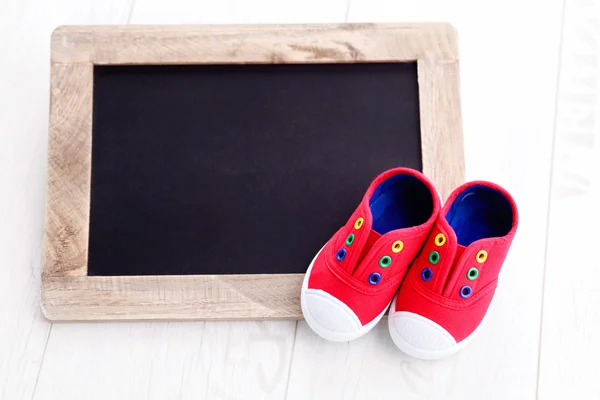 Πλαίσιο και μωρό παπούτσια διαφήμιση — Φωτογραφία Αρχείου