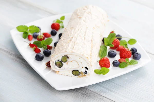 Delicious Swiss roll meringue with fruits — Stock Photo, Image