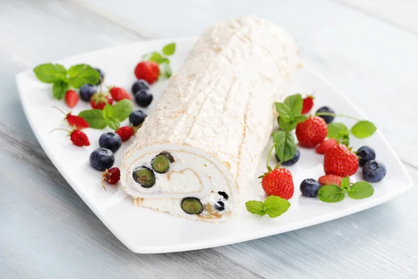 Delicious Swiss roll meringue with fruits — Stock Photo, Image