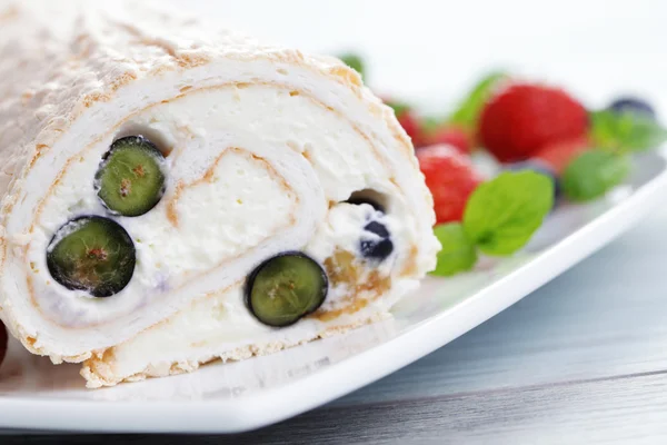 Delicious Swiss roll meringue with fruits — Stock Photo, Image