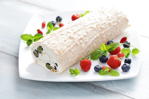 Delicious Swiss roll meringue with fruits — Stock Photo, Image