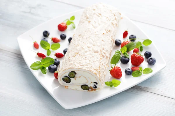 Delicious Swiss roll meringue with fruits — Stock Photo, Image