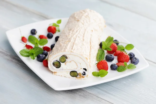 Delicious Swiss roll meringue with fruits — Stock Photo, Image