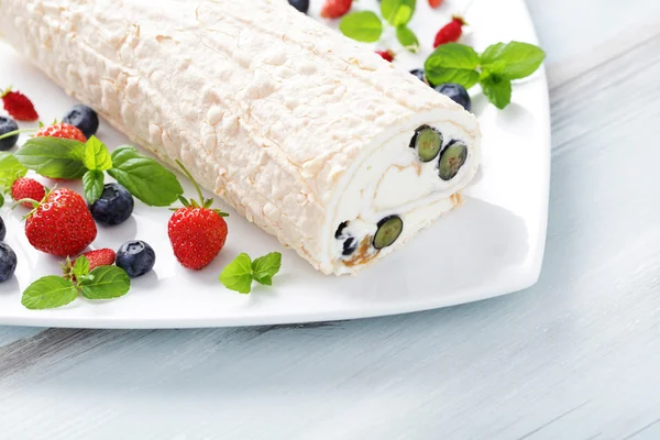 Delicious Swiss roll meringue with fruits — Stock Photo, Image