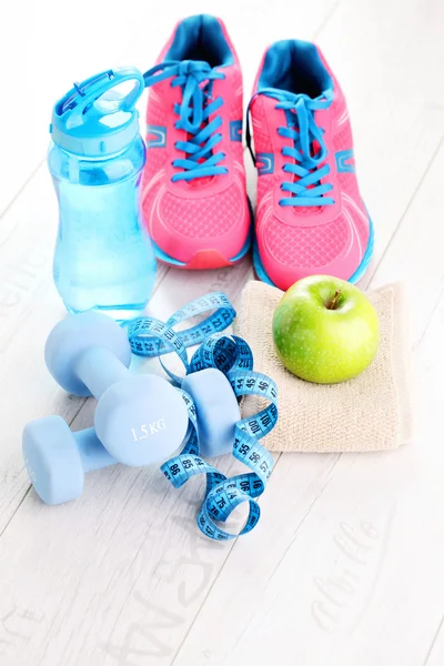 Dumbbells and green apple — Stock Photo, Image