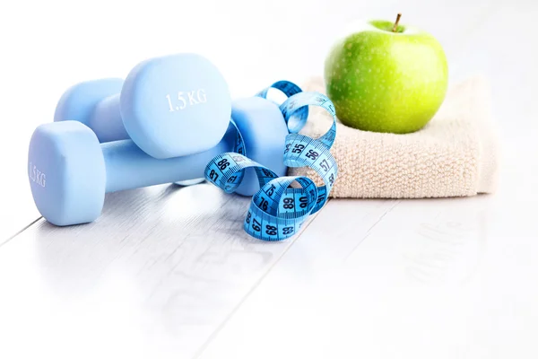 Dumbbells and green apple — Stock Photo, Image