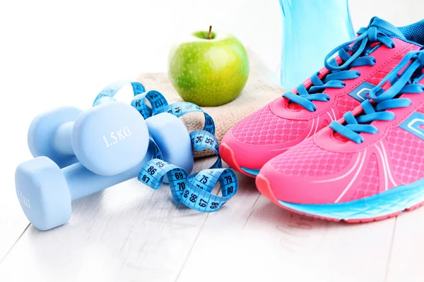 Dumbbells and green apple — Stock Photo, Image