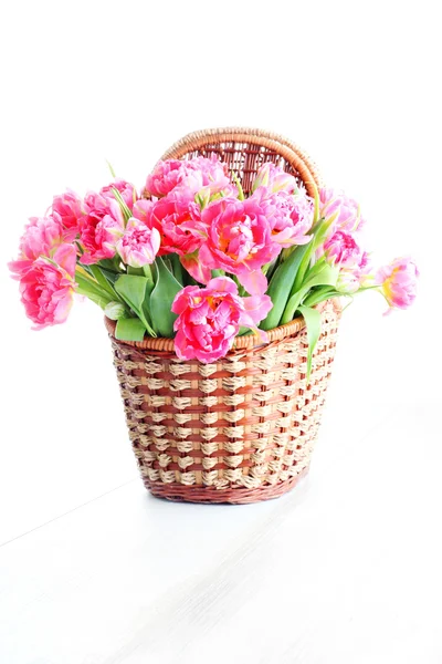 Picknickmand vol roze tulpen — Stockfoto