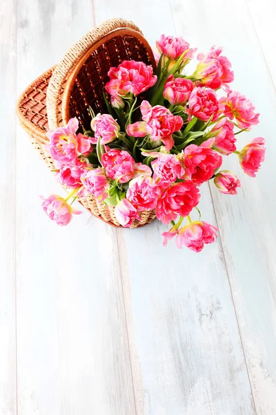 Cesta de picnic llena de tulipanes rosas — Foto de Stock