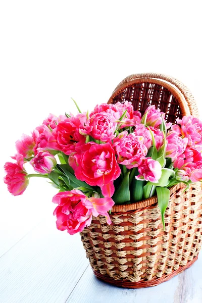 Cesta de piquenique cheia de tulipas rosa — Fotografia de Stock