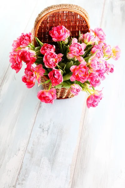 Cesta de piquenique cheia de tulipas rosa — Fotografia de Stock