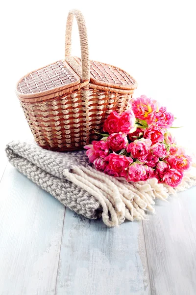 Picnic basket full of pink tulips — Stock Photo, Image