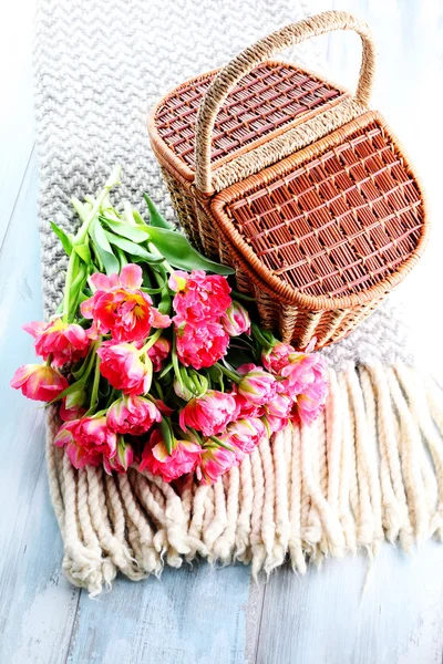 Cesta de picnic llena de tulipanes rosas — Foto de Stock