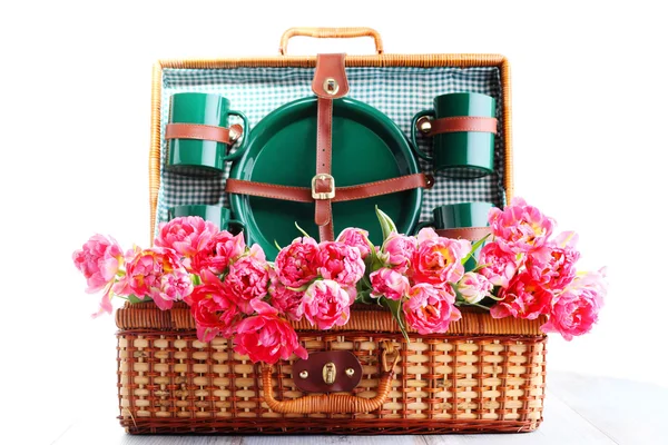Kosz piknikowy piękny z różowe tulipany — Zdjęcie stockowe