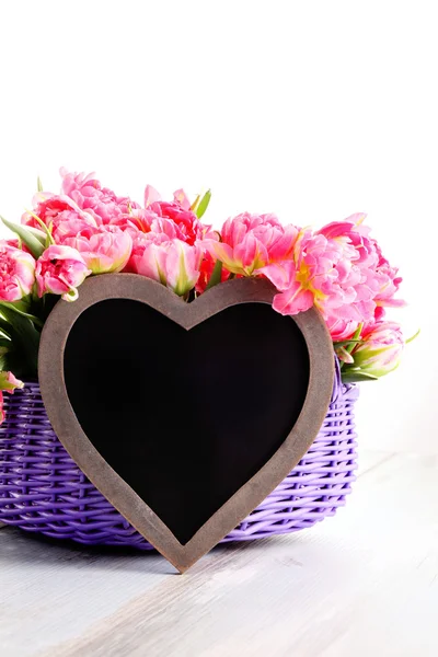 Muitas tulipas rosa com coração — Fotografia de Stock