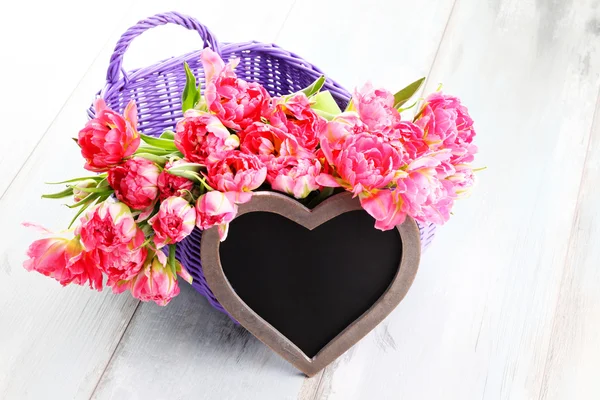 Spousta růžové tulipány se srdcem — Stock fotografie