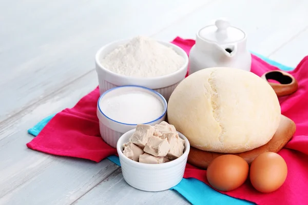 Homemade pizza and ingredients — Stock Photo, Image